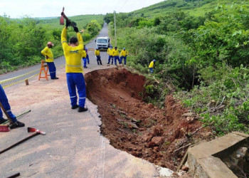 DER recupera estrada do Morro do Gritador que desmoronou com chuva forte